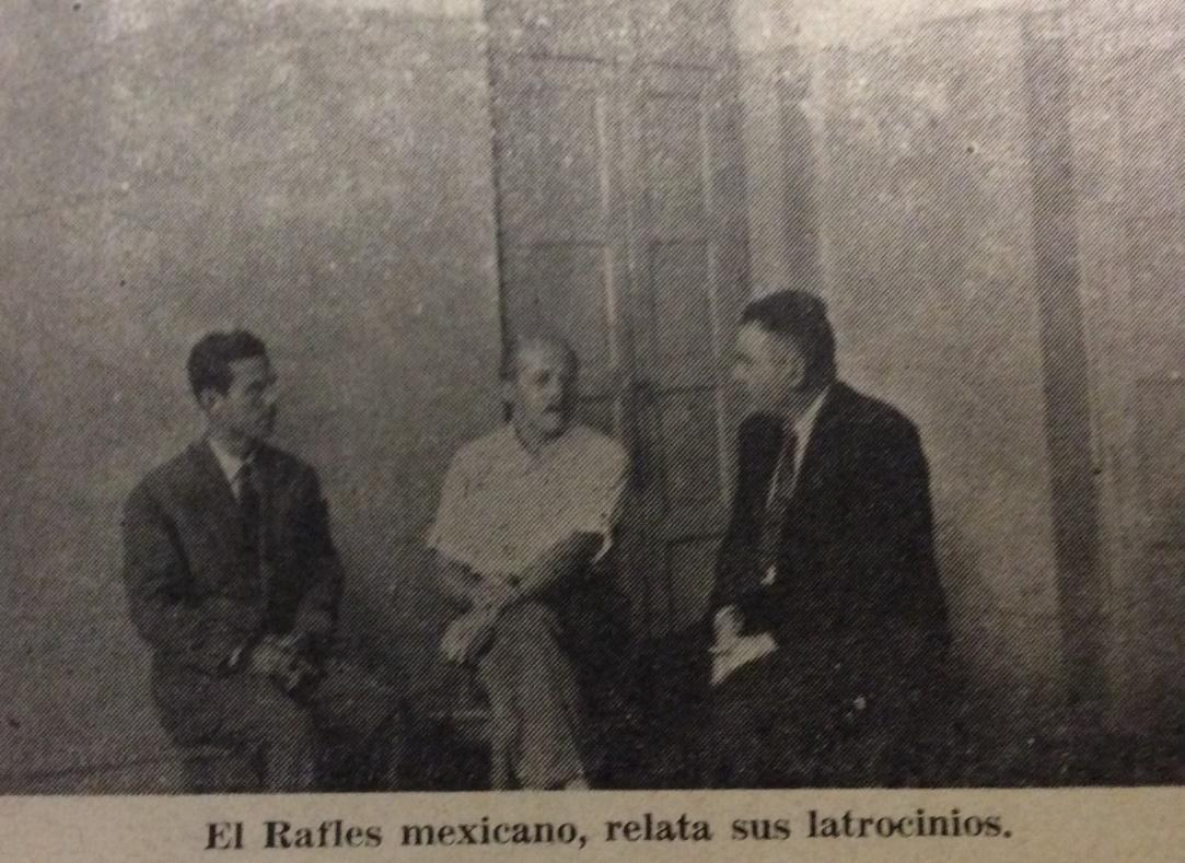 Foto en blanco y negro de un grupo de personas de pie Descripción generada automáticamente con confianza media