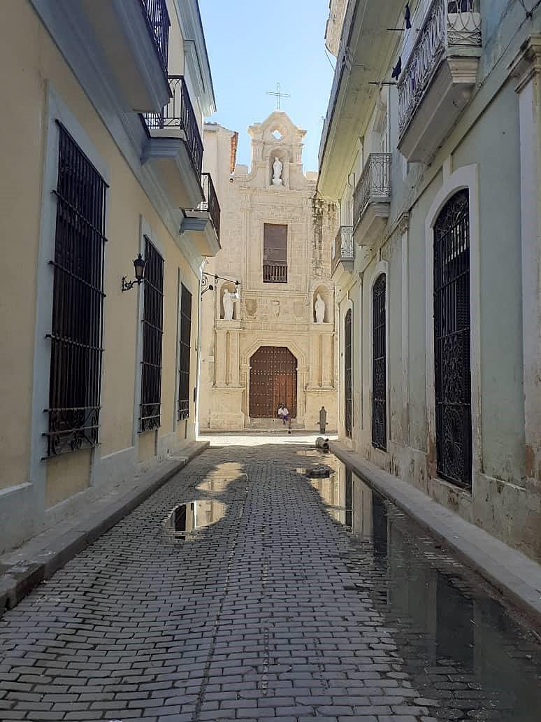 Un edificio de piedra  Descripción generada automáticamente con confianza media