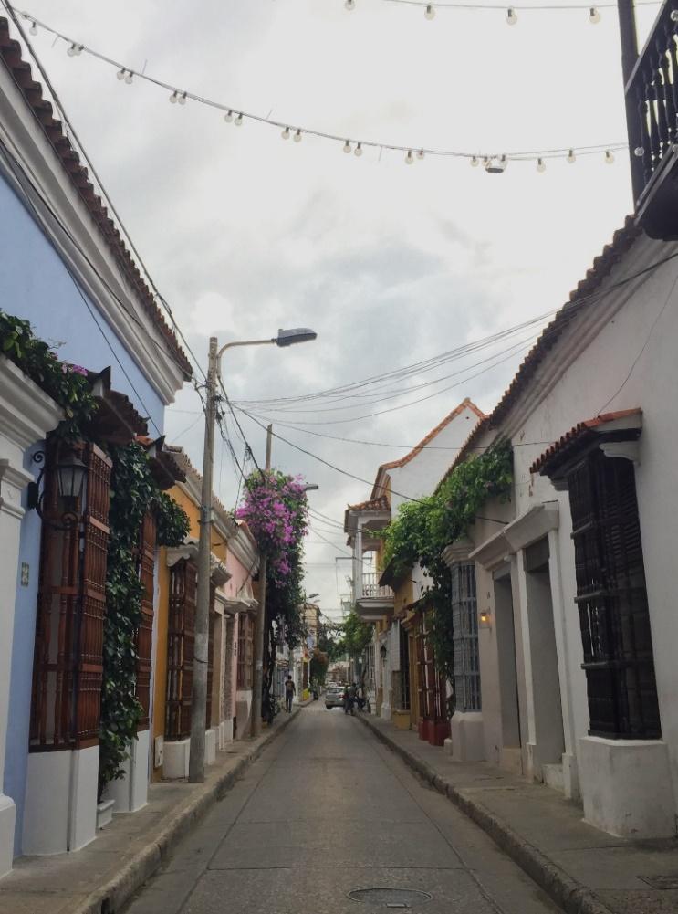 Ein Bild, das draußen, Himmel, Straße, Weg enthält.  KI-generierte Inhalte können fehlerhaft sein.