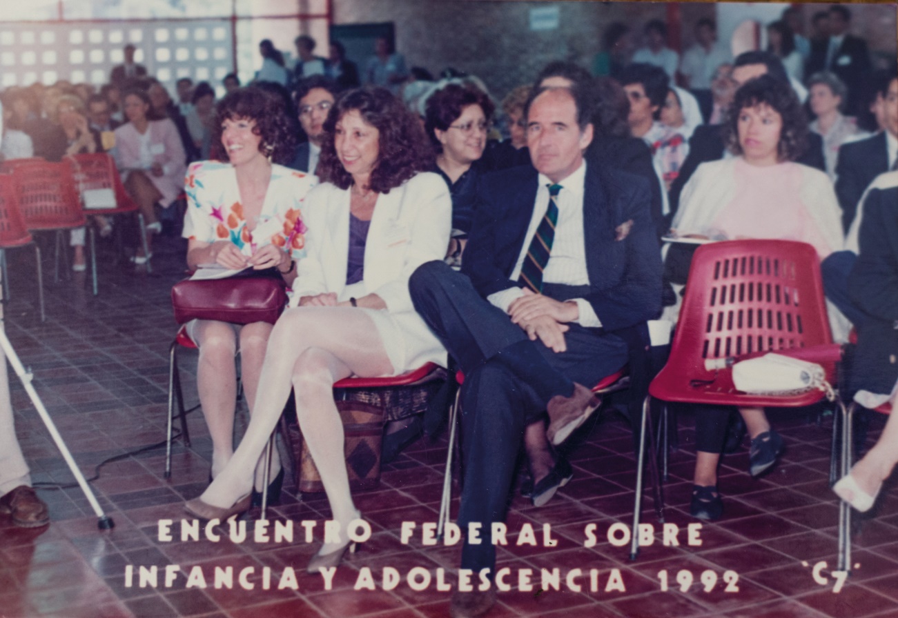 Un grupo de personas sentadas en una silla Descripción generada automáticamente con confianza media