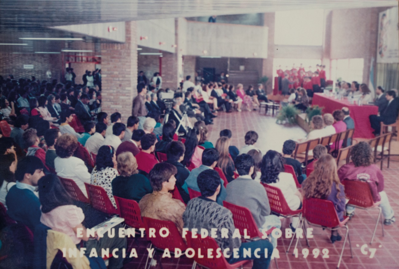 Un grupo de personas en un auditorio Descripción generada automáticamente