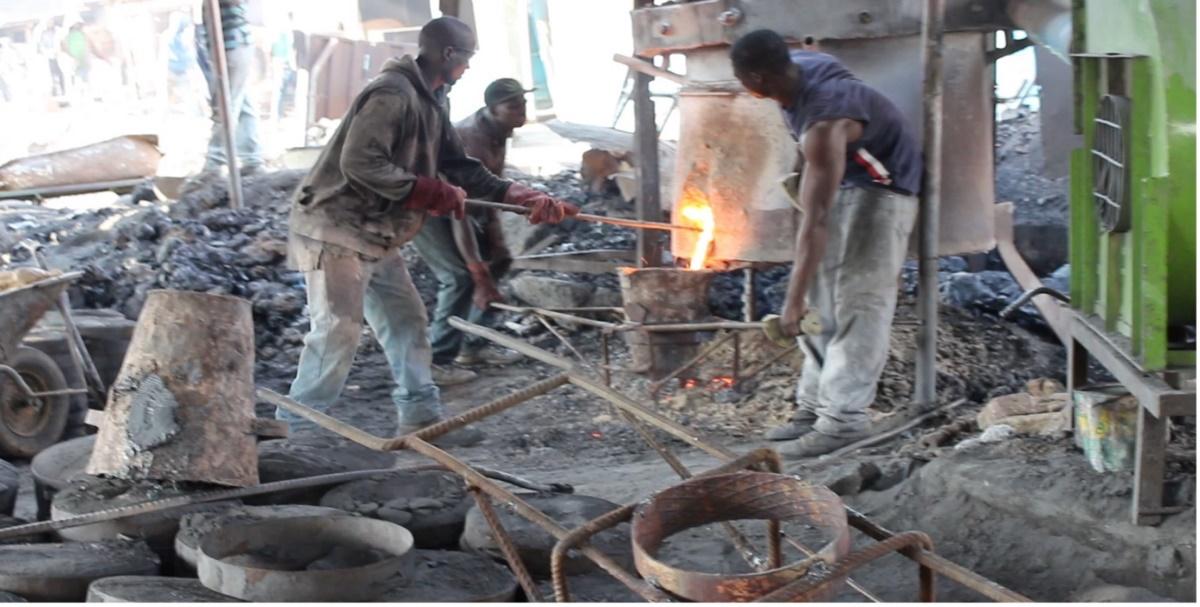 Ein Bild, das draußen, Kleidung, Gebäude, Person enthält.  Automatisch generierte Beschreibung