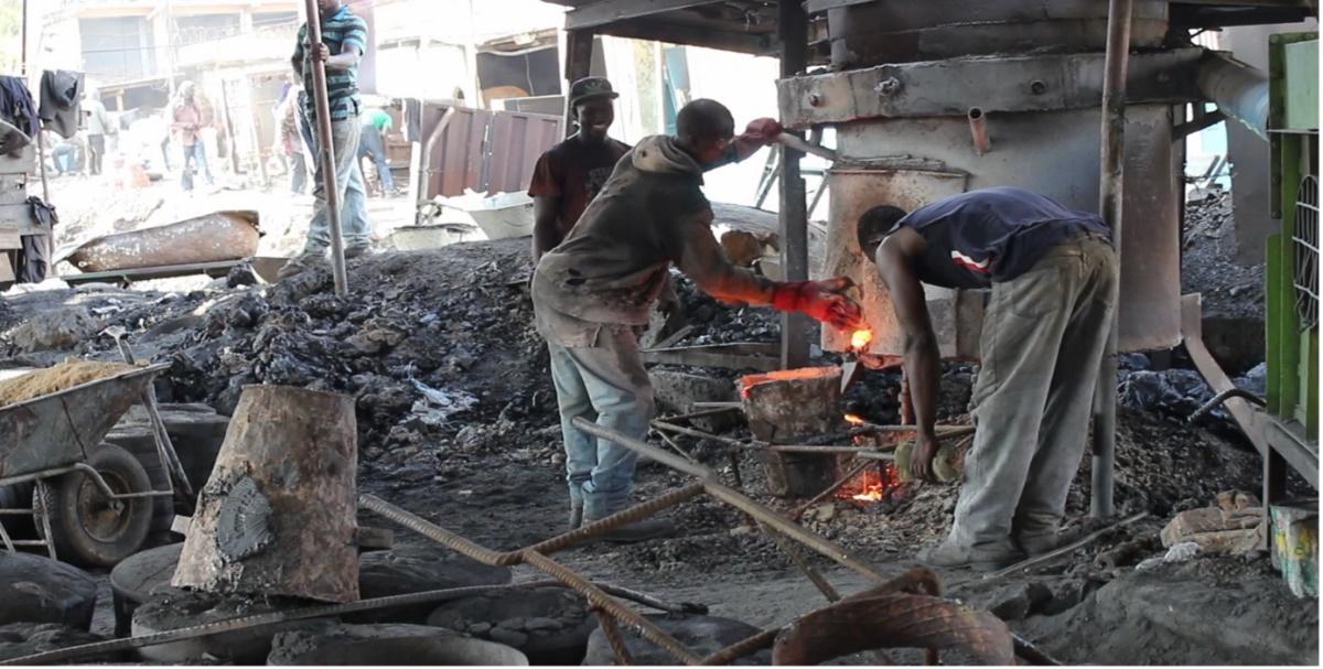 Ein Bild, das Fabrik, draußen, Unglück, Blue Collar enthält.  Automatisch generierte Beschreibung