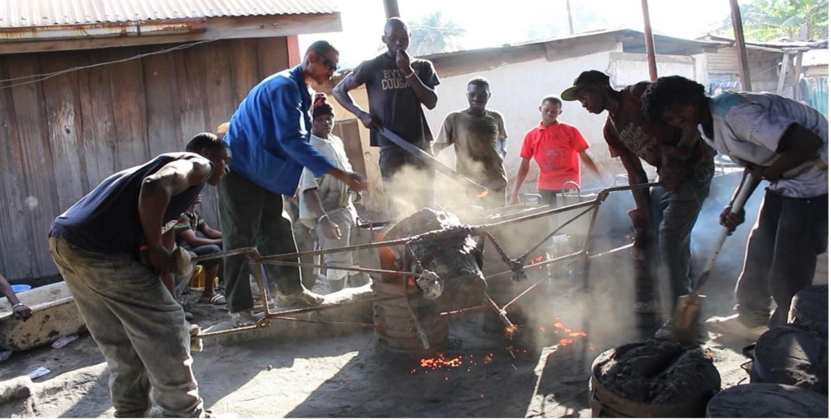Ein Bild, das Kleidung, Person, draußen, Mann enthält.  Automatisch generierte Beschreibung