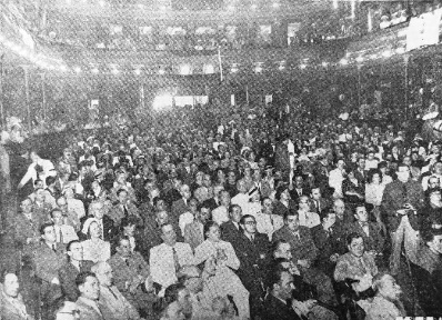 Foto en blanco y negro de una multitud de gente  Descripción generada automáticamente