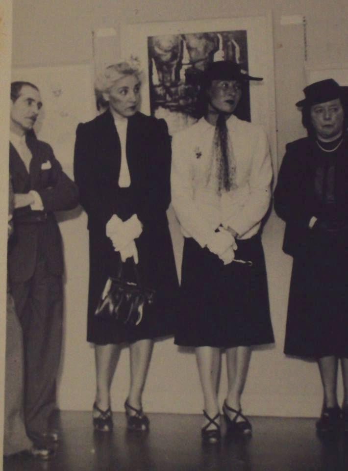 La imagen puede contener: 4 personas, personas de pie y calzado