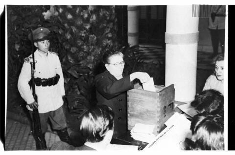 C:UsersCeciliaDesktopCeciliaCeciliaARTICULOSLIBRO Palabras clave BenedettiMujer vota por primera vez 1951.jpg