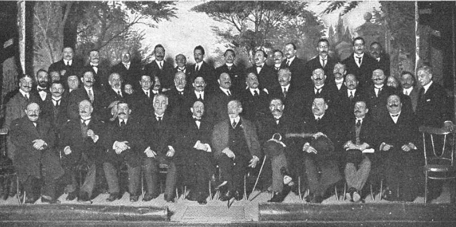 Foto en blanco y negro de un grupo de personas en un periódico Descripción generada automáticamente