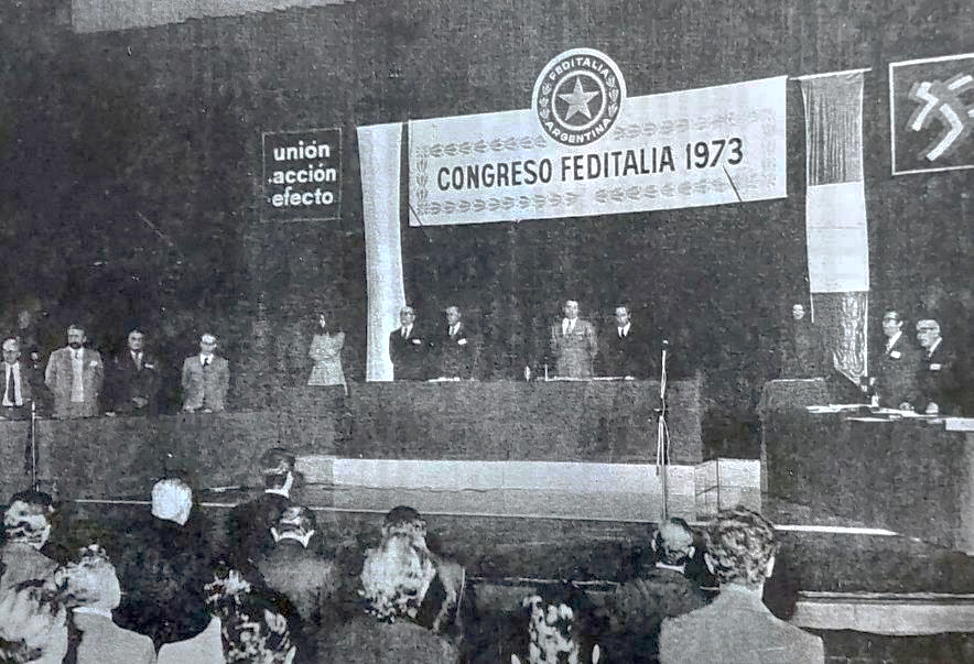 Foto en blanco y negro de un edificio  Descripción generada automáticamente con confianza media