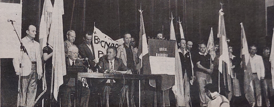 Foto en blanco y negro de un grupo de personas de pie  Descripción generada automáticamente con confianza media