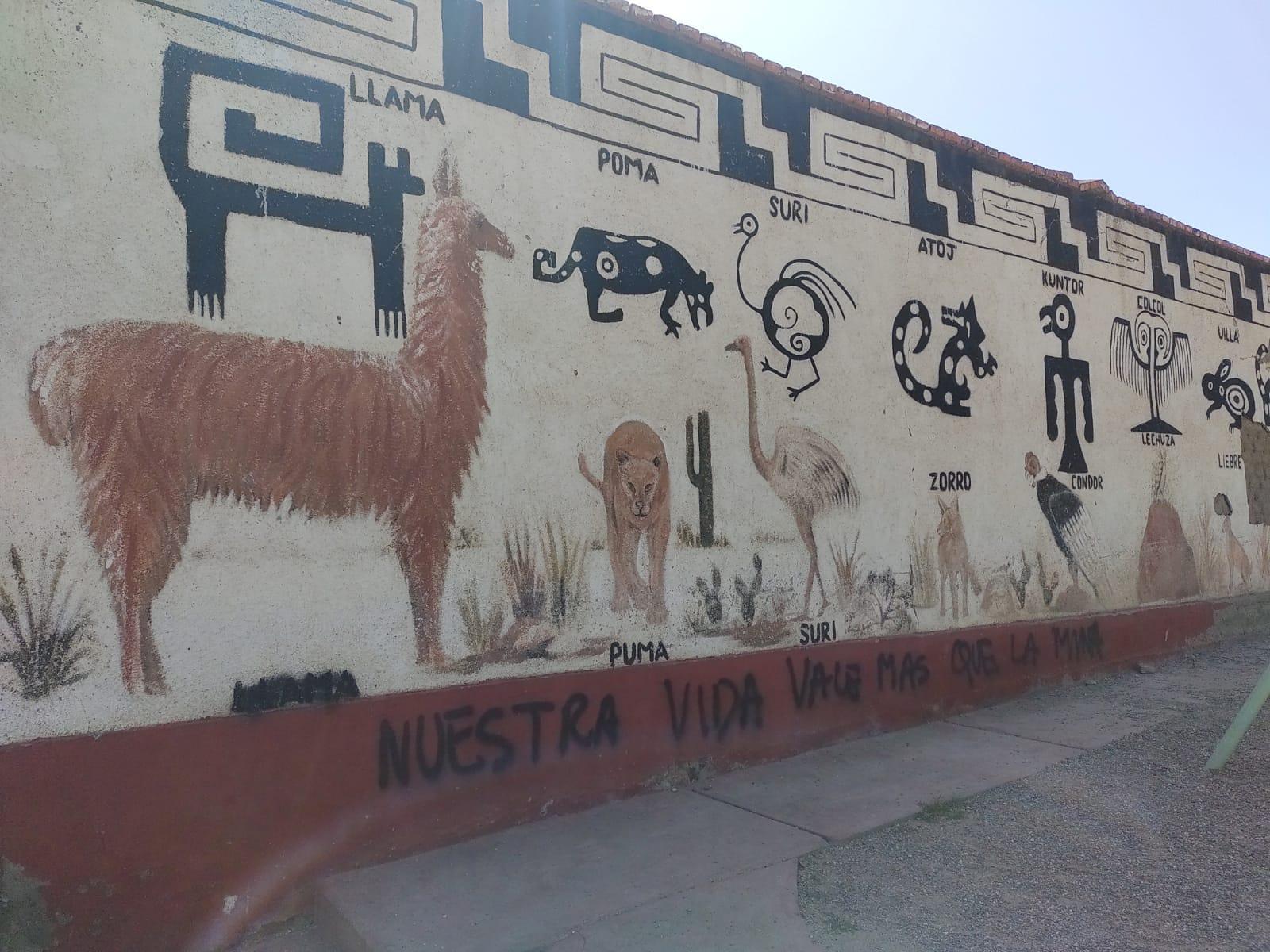 Imagen que contiene exterior, edificio, parado, calle Descripción generada automáticamente
