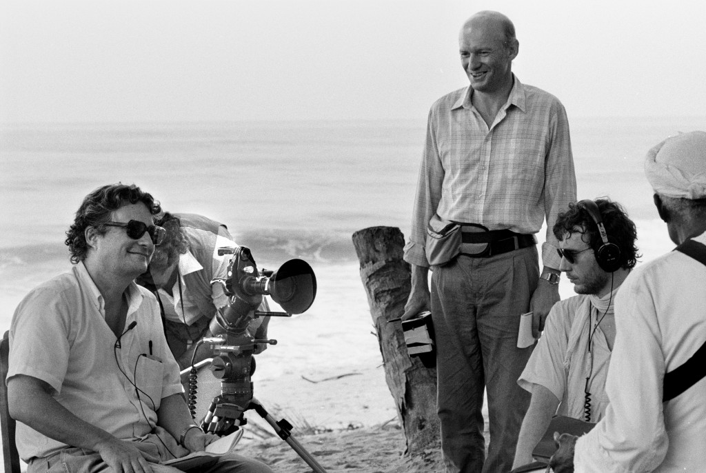 Marc Augé (à gauche) et Jean Paul Colleyn lors du tournage du film Prophètes en leur pays, en Côte d'Ivoire (1988)